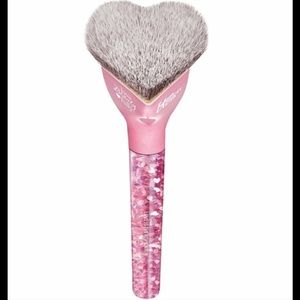 It Cosmetics: Love is the Foundation Brush 2020